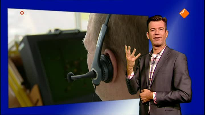 Gebarentolk Sebastiaan bij het tolken van het journaal